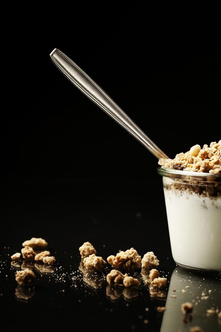 Valg. Der er stor forskel på kalorieindholdet i en portion yoghurt med mysli. Tjek viser her tre eksempler. 