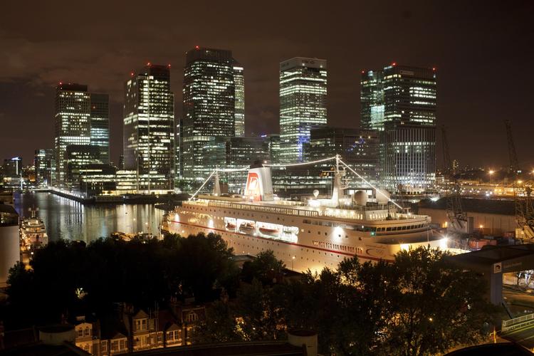 Hotelskib. MS Deutschland har lagt til ved London Docklands og skal fungere som hotel under OL næste sommer. 