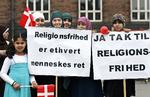 Demo. Men lokalplanen for et en udvidelse af Imam Ali-moskeen på Vibevej i Københavns nordvestkvarter blev godkendt, var der samlet demonstranter på Rådhuspladsen. 