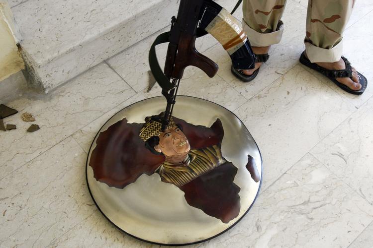 Det er uvist, om Gaddafi overhovedet vil blive stillet for en dommer. Der er udlovet en dusør til den, der dræber eller fanger den tidligere libyske leder. 