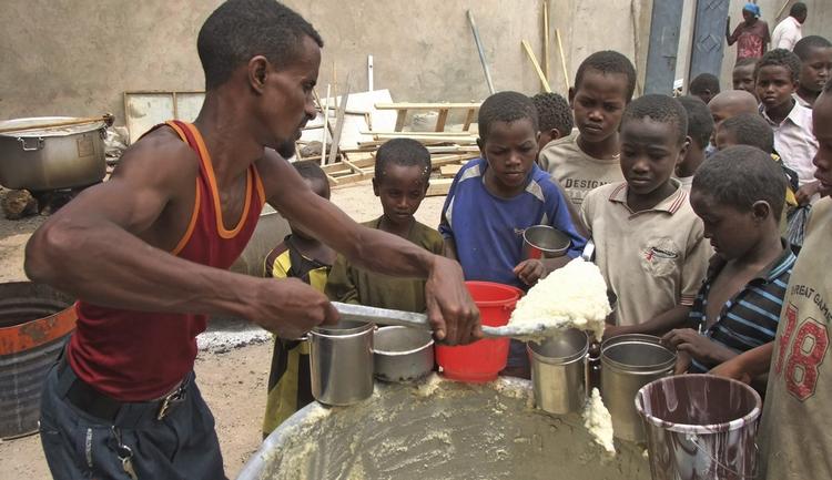 Hjælp. Sultende børn i Somalia får udleveret mad. 