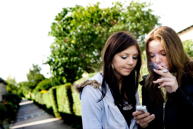 Rygning. Unge ryger stadig meget, selvom regeringen og Kræftens Bekæmpelse har ført kampagne. 