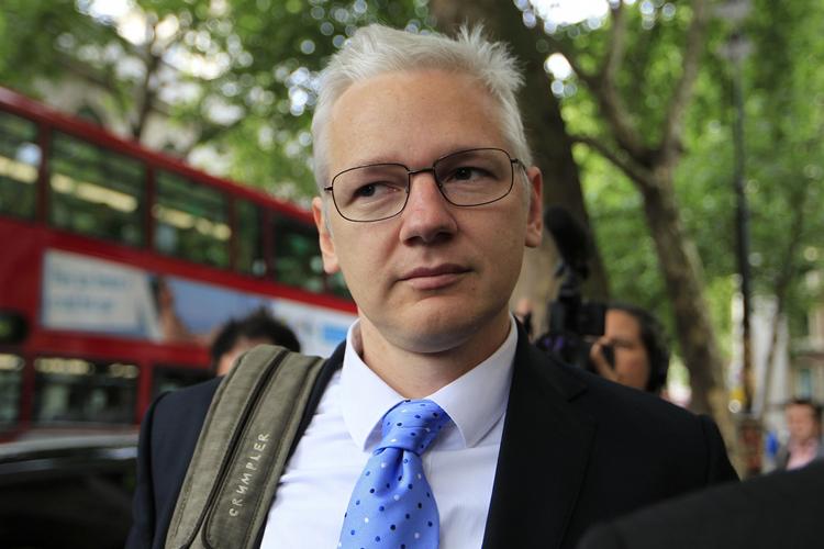 Bagmand. Det menes at være WikiLeaks' stifter, Julian Assange, som står bag meddelelsen på Twitter om, at de mange filer vil blive offentliggjort i dag. 