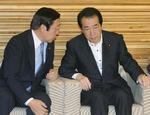 Forhenværende. Naoto Kan (th.) lytter til sin landbrugsminister, Michihiko Kano, på et ministermøde tidligere i dag. 