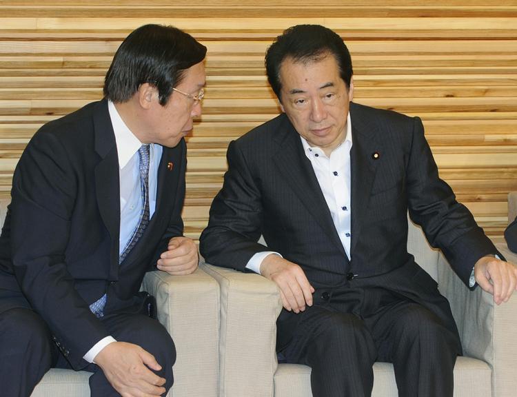 Forhenværende. Naoto Kan (th.) lytter til sin landbrugsminister, Michihiko Kano, på et ministermøde tidligere i dag. 
