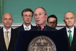 Beredte. »Vi må håbe på det bedste. Men vi forbereder os på det værste«, siger New Yorks borgmester, Michael Bloomberg i midten. 