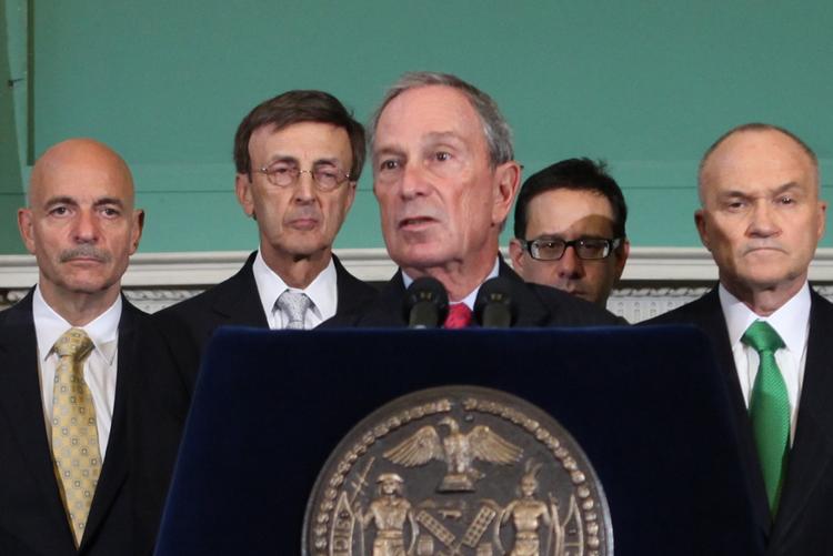 Beredte. »Vi må håbe på det bedste. Men vi forbereder os på det værste«, siger New Yorks borgmester, Michael Bloomberg i midten. 