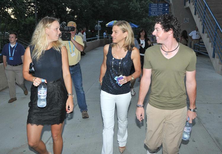 Kæresteri. Der spekuleres meget i, om Wozniacki har et kæresteforhold til golfspilleren Rory McIlroy, som hun her ses sammen med ved siden af  Anne Worcester, der står i spidsen for turneringen i New Haven. 