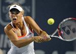 tilbage. Caroline Wozniacki har genfundet rytmen på tennisbanen med sejr over Christina McHale efter en tid med personligt pres efter trænerudskiftning og kæresterygter. 