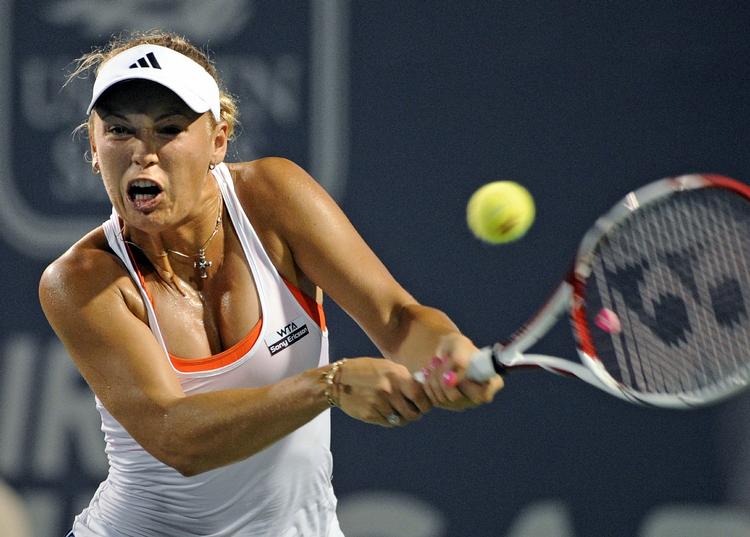tilbage. Caroline Wozniacki har genfundet rytmen på tennisbanen med sejr over Christina McHale efter en tid med personligt pres efter trænerudskiftning og kæresterygter. 