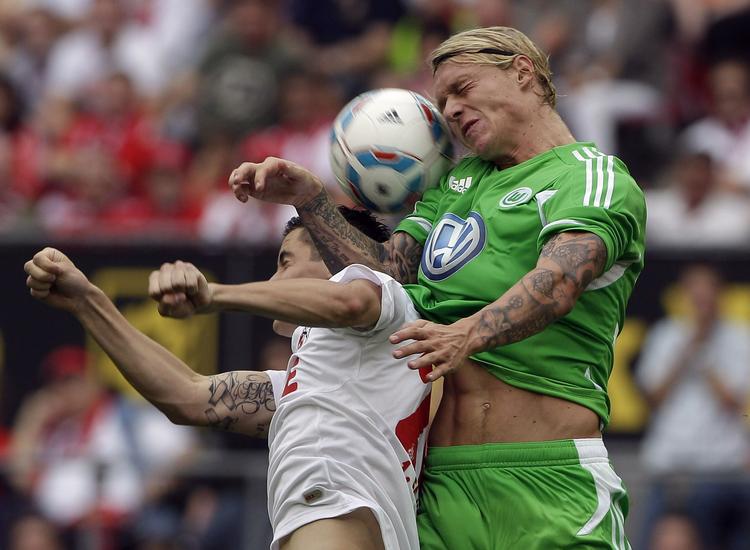forhandlinger. Simon Kjær har ikke passet ind i træner Felix Magaths planer i Wolfsburg og vil nu tilbage til Italien. 