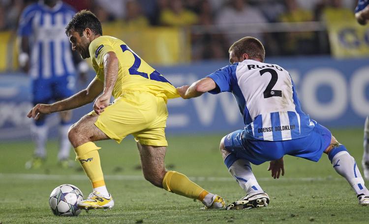 Duel. Villarreal's Giuseppe Rossi i duel mod OB's Espen Ruud. 