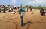Sult. Nyankomne flygtninge laver ringe i sandet, for at markere deres teltpladser i en flygtningelejr i Mogadishu. 