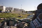 krig. En libysk oprører dækker sin næse til på grund af stanken fra ligene, der ligger flere steder i Tripolis Abu Salim-distrikt. 