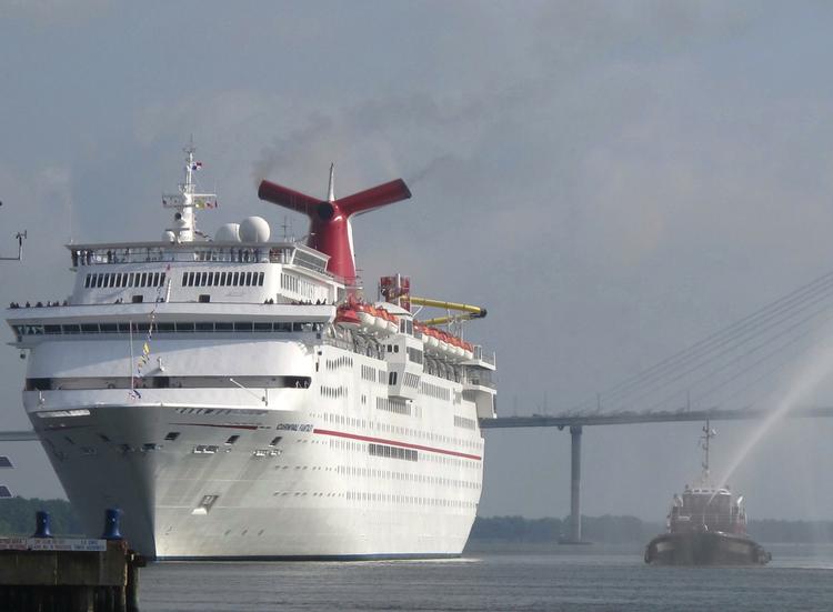 Farvel. 145 passagerer blev i søndags efterladt af skibet Carnival Victory. På billedet er det dog søsterskibet Carnival Fantasy. 