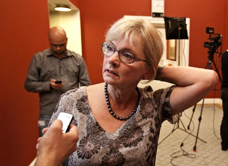 SPLID. Pia Kjærsgaard foran DF's gruppeværelse på Christiansborg.Hun langer nu ud efter regeringen på grund af dagens sammenbrud i Finansministeriet. 