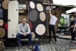Gæstfrihed. Jens Folmer Jepsen gør sig umage for, at kunstnere verden over skal få lyst til at gæste Aarhus. Og når de kommer til byen, får de en dosis af festivallederens personlige gæstfrihed. 