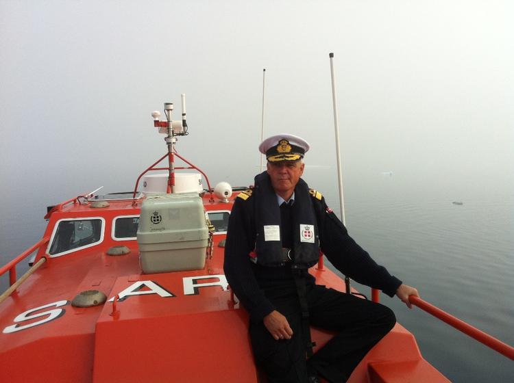 Admiral Henrik Kudsk på det lille agterdæk på den hurtiggående indsatsbåd, der gemmer sig i bugen på inspektionsfartøjet ’Ejnar Mikkelsen’. Den er af stor betydning i søredning – men blot en flue, hvis hundredvis af passagerer på et krydstogtskib skal hjælpes. 