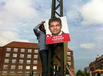 Valgkamp. Ikram Sarwar (S) hænger sin første plakat op i en lygtepæl ved Enghave Station. 