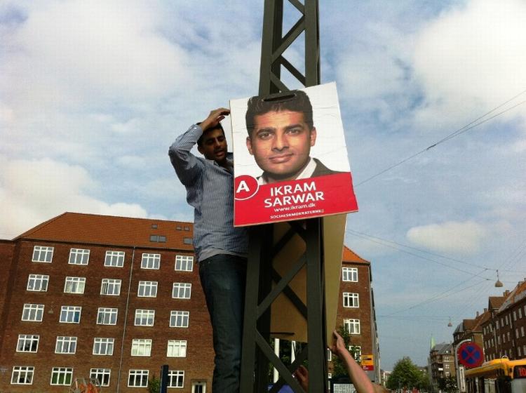 Valgkamp. Ikram Sarwar (S) hænger sin første plakat op i en lygtepæl ved Enghave Station. 