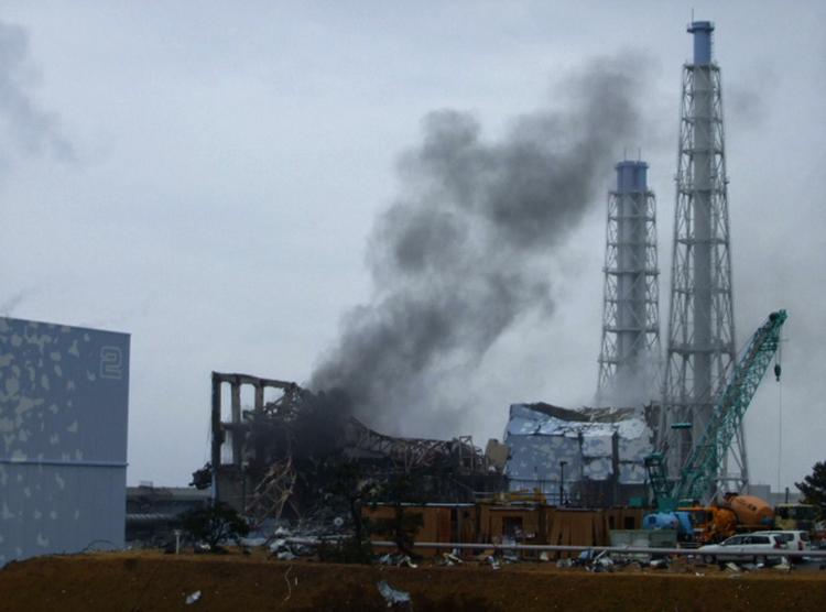 ATOMKATASTROFE. Røg ses stige op fra Fukushimaværket i marts, kort efter at en tsunami ødelagde dele af værket og dermed forårsagede eksplosioner, ildebrande og radioaktivt udslip fra reaktorerne. 