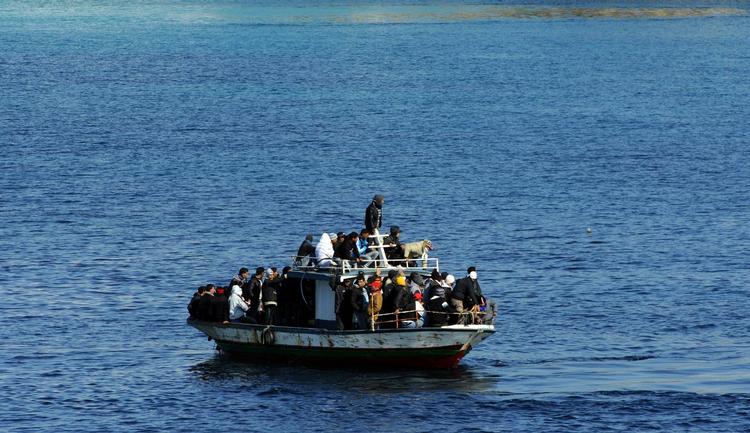 FLYGTNINGE. Båd med flygtninge fotograferet ud for Lampedusas kyst. 