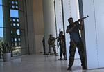 SKUDDUEL. Oprørere søger ly under ildkamp med nogle Gaddafi-støtter i Tripoli. 