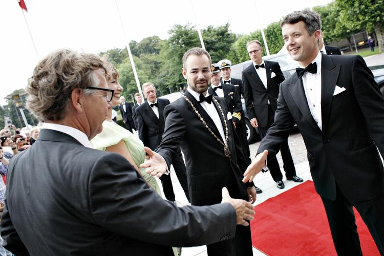 Start. Kronprinsen åbnede festugen i Aarhus fredag aften. Her introduceres han til festugens leder Jens Folmer Jepsen af Aarhus' borgmester Jacob Bundsgaard. 
