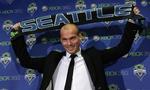 flakke. Fredrik Ljungberg bliver i 2008 præsenteret i Seattle Sounders FC. Nu skal svenskeren til Japan. 