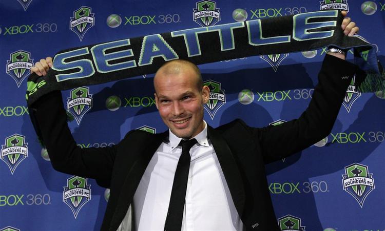 flakke. Fredrik Ljungberg bliver i 2008 præsenteret i Seattle Sounders FC. Nu skal svenskeren til Japan. 
