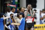 guldtårer. Kenyas Edna Ngeringwony Kiplagat kan næsten ikke fatte, at hun har vundet VM-guld på maraton-distancen. 