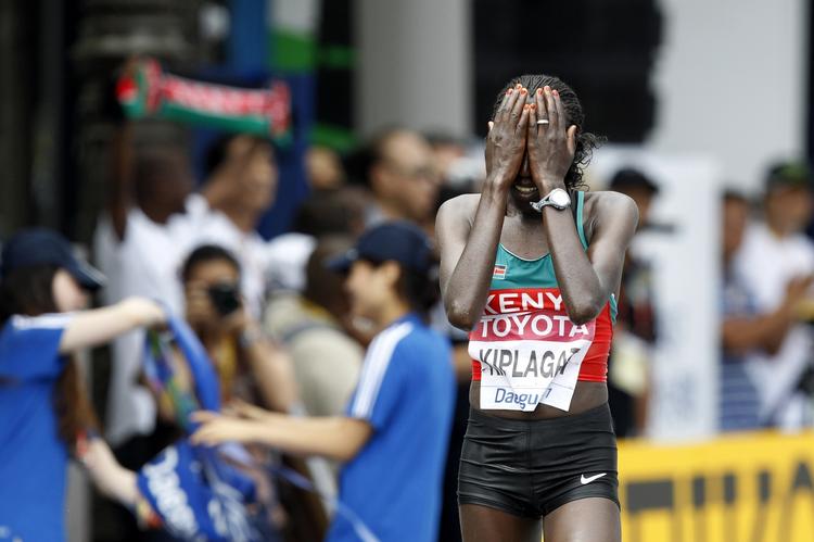 guldtårer. Kenyas Edna Ngeringwony Kiplagat kan næsten ikke fatte, at hun har vundet VM-guld på maraton-distancen. 