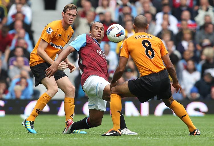 solidt. Wolves reddede sig det ene point i udekampen mod Aston Villa, og det var nok til en yderst sjælden førsteplads i Premier League for holdet fra Wolverhampton. 