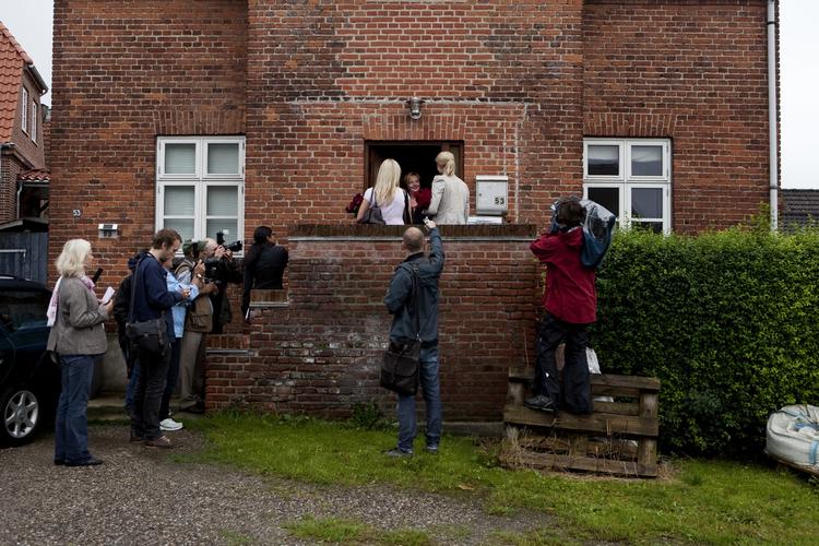 VALGKAMP. Socialdemokraternes Helle Thorning-Schmidt og Mette Riessmann stemmer dørklokker. Her får Christina Juhl fra Valby at vide, at hun skal huske at stemme S til valget. 