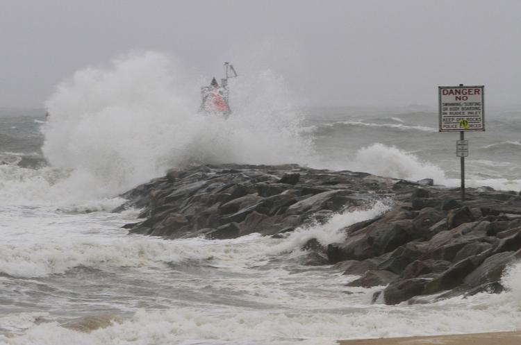 optur. Orkanen Irene skaber kraftige bølger langs den amerikanske østkyst. Her langs Virginia Beach i Virginia. 