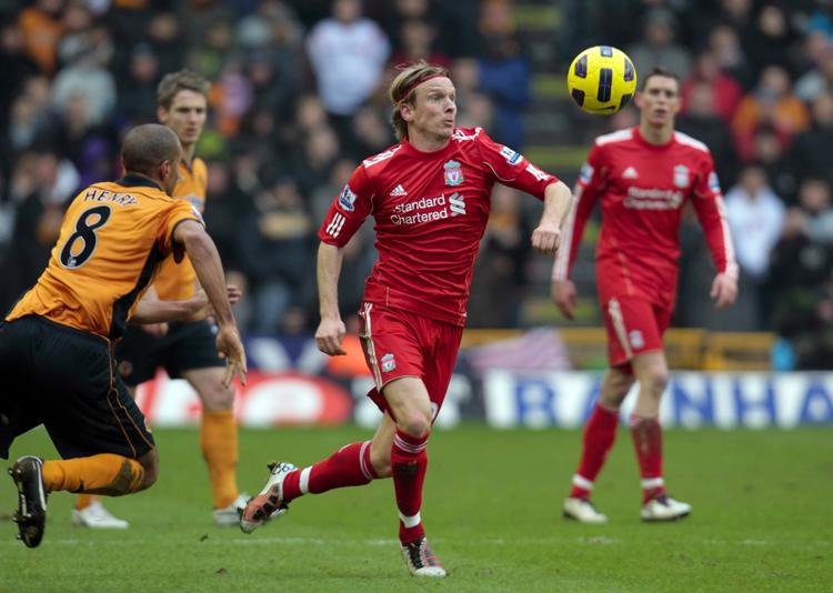 talentudvikling. Hver gang Christian Poulsen (midt) skifter klub, tilfalder en lille del af overgangssummen hans oprindelige danske klub, Asnæs. Men systemet virker indtil videre kun med internationale handler. 