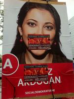 Hærværk. Natten til lørdag blev flere af det socialdemokratiske folketingsmedlem Yildiz Akdogans valgplakater udsat for politisk motiveret hærværk. 