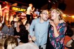Feststemning. Musikken på Pustgervig kalder på fællesang og gemytligt samvær. En populær cocktail, som gør, at teltet er pakket med mennesker. 