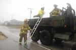 orkan. Militære køretøjer bliver taget i brug af brandfolk i Kitty Hawk i North Carolina. Opgaven for disse folk er at fastspænde benzintanke. 