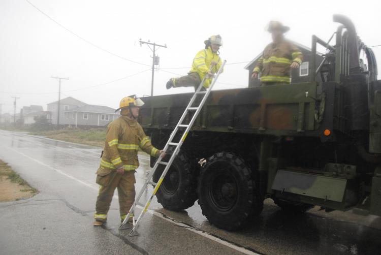 orkan. Militære køretøjer bliver taget i brug af brandfolk i Kitty Hawk i North Carolina. Opgaven for disse folk er at fastspænde benzintanke. 