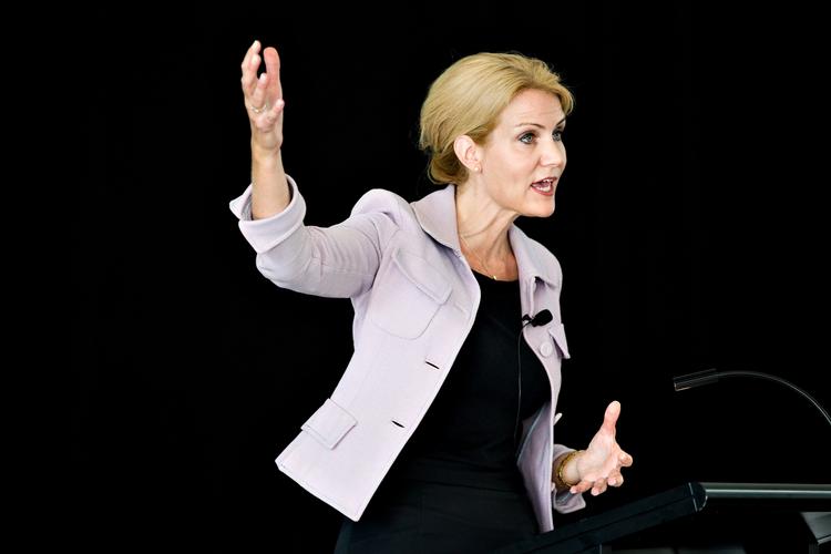 VALGKAMP. Helle Thorning-Schmidt (S) giver Lars Løkke Rasmussen (V) skylden for, at boligpakken endnu ikke er blevet vedtaget. 