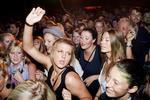 Koncert. Et telt udsmykket med paller og kulørte flagliner lokkede hundreder til koncert med Vinnie Who fredag aften. 