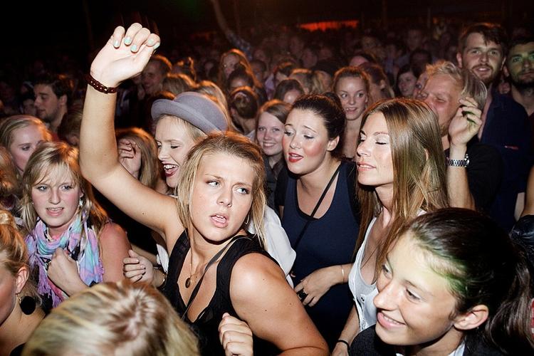 Koncert. Et telt udsmykket med paller og kulørte flagliner lokkede hundreder til koncert med Vinnie Who fredag aften. 
