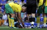 bevidstløs. Didier Drogba ligger bevidstløs i græsset efter den uhyggelige knockout. 