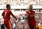 Tophold. Martin Skrtel (th.) scorede Liverpools andet mål i sejren over Bolton. Nu fører klubben Premier League. 