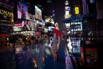 sightseeing. Et par turister i New York lod sig i aftes ikke skræmme. Et kig ud over Times Square i New York blev det til, selv om det regnede. 