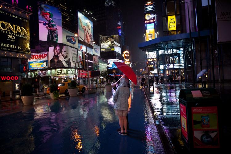 sightseeing. Et par turister i New York lod sig i aftes ikke skræmme. Et kig ud over Times Square i New York blev det til, selv om det regnede. 