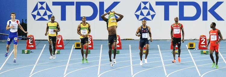 diskvalificeret. Usain Bolt trækker trøjen over hovedet i skuffelse, efter han er blevet snuppet for tyvstart. 