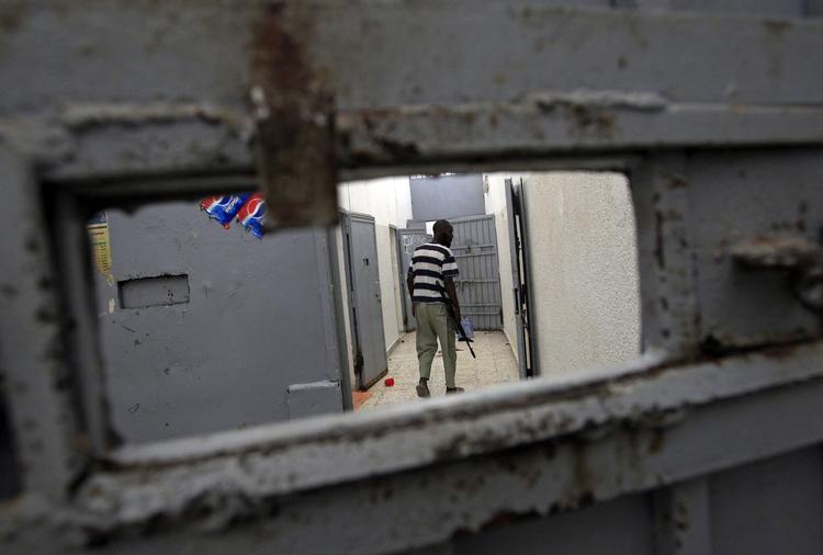 Fængsel. En oprører går igennem gangene i fænglset Abu Salim i Tripoli. Nu beskyldes Gaddafis soldater for at står bag en massakre på civile fanger. 