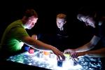 Fremtidsleg. På udstillingen Next i Ridehuset kan man blandt andet få fingrene i de såkaldte multitouch displays, se en velgørenhedsrobot i aktion eller prøve en Paperphone. 